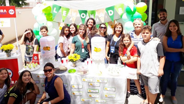 Assistência Social participa da campanha “Lemonade Stand” e recebe doações para as casas de acolhimento