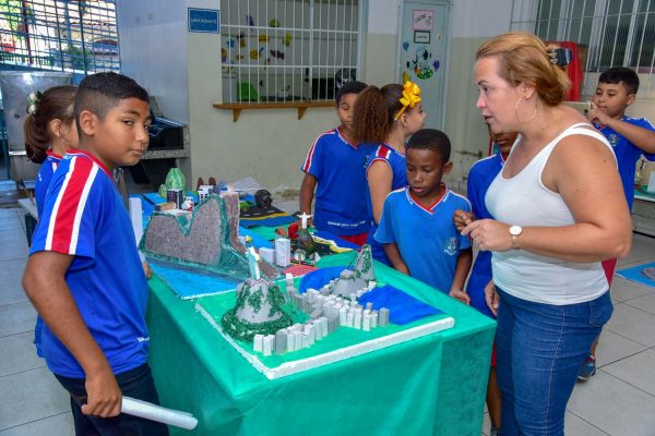 Alunos da Escola Municipal Carlos Magno realizam Feira Integrada “Lendo o Mundo”