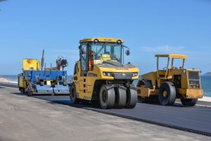 Obras de novembro: Macrodrenagem em São José, duplicação da Estrada dos Cajueiros e pavimentação na orla de Itaipuaçu