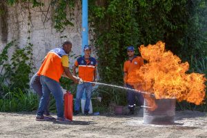 Funcionários da Administração recebem aula prática de combate à incêndios