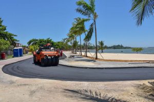 Secretaria de Obras asfalta orla da lagoa em São José do Imbassaí
