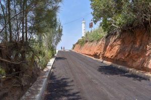 Estrada do farol de Ponta Negra recebe asfalto