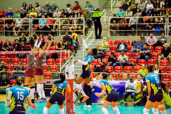 SESC Rio e Esportes levam 35 jovens à partida da Superliga Feminina de Vôlei