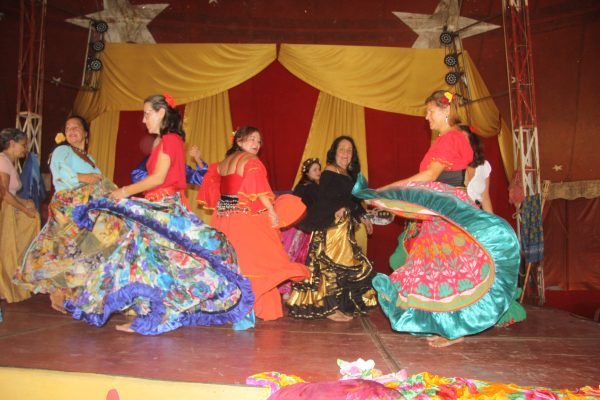 Dança Cigana da Terceira Idade confraterniza em circo