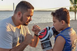 Programa Viver Bem promove aula de Boxe de Praia na Lagoa das Amendoeiras