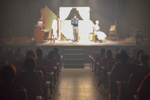 Público aprova espetáculo “No escuro” apresentado no Henfil