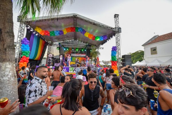 6ª Parada do Orgulho LGBT leva centenas de pessoas ao Centro