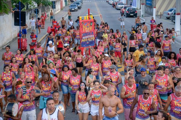 Bloco Joga a Mumbuca pro alto abre o carnaval da cidade