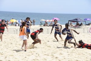 Competição de rugby agita praia da Barra de Maricá