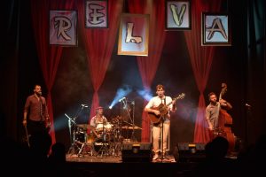 Banda Relva, boa música no palco do Cinema Henfil