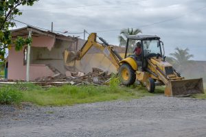 Copremar retira quiosques de área pública em Guaratiba