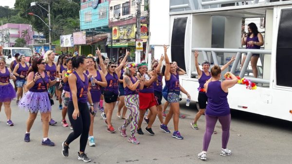 Bloco Sufitness abre os desfiles do Maricarnaval