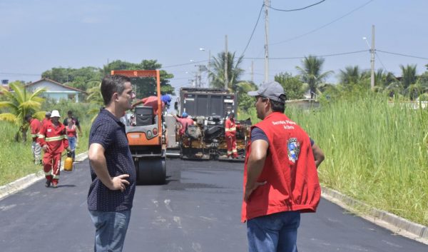Prefeito acompanha obras de pavimentação no Parque Nanci, Jaconé e Itaipuaçu