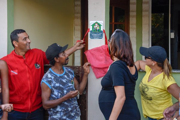 Habitação entrega chaves do Programa Endereço Certo para famílias de Bambuí 
