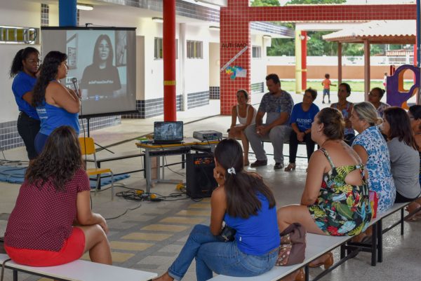 Pais de alunos participam de roda de conversa sobre o Autismo em Itaipuaçu