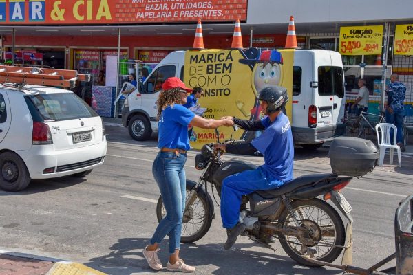 Educação para o trânsito realiza blitz em Itaipuaçu