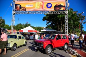 Exposição de veículos antigos movimenta orla de Araçatiba durante Festmar