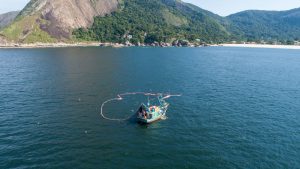 Drone da Prefeitura flagra traineiras em prática de pesca predatória em Itaipuaçu