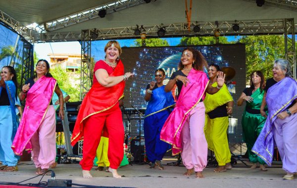 Dança árabe-indiana arranca aplausos em Araçatiba