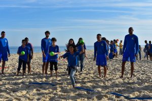 Alunos da rede municipal participam de oficina com Seleção Brasileira de Beach Handball