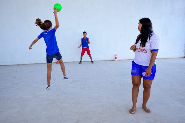 Alunos participam de clínica com atletas da seleção feminina brasileira