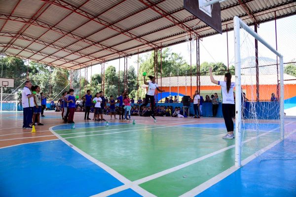 Alunos da escola Darcy Ribeiro aprendem sobre o Beach Handball