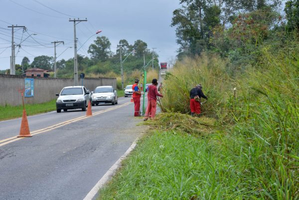 Prefeitura realiza ação de conservação na Estrada dos Cajueiros 