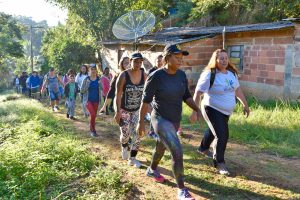Integrantes do Programa Viver Bem participam de trilha até a Gruta do Spar
