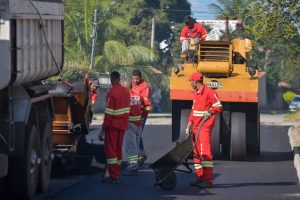 Novo asfalto e operação tapa-buraco em bairros de Maricá