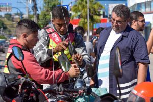 Campanha Educativa distribui 250 antenas para motos no Centro