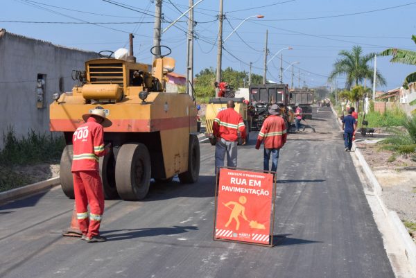Asfalto chega a mais ruas de Itaipuaçu, Manu Manuela e Cordeirinho
