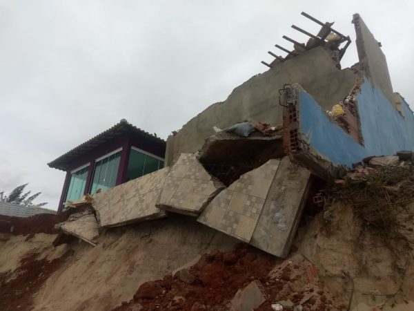 Defesa Civil interdita casa atingida por ressaca em Cordeirinho