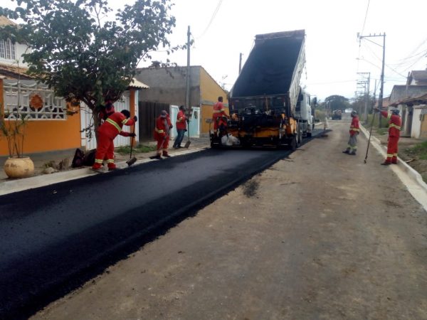 Pavimentação beneficia ruas de Ubatiba, Condado e Jardim Atlântico