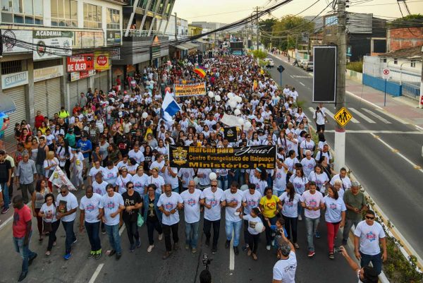 Marcha Para Jesus reúne multidão de fiéis nas ruas do Centro de Maricá