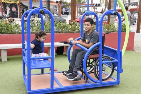 Pessoas com deficiências testam e aprovam espaços públicos com acessibilidade em Maricá
