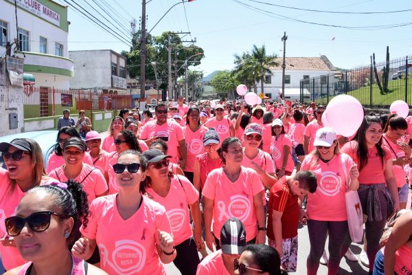 Caminhada do Outubro Rosa reúne centenas de pessoas no Centro