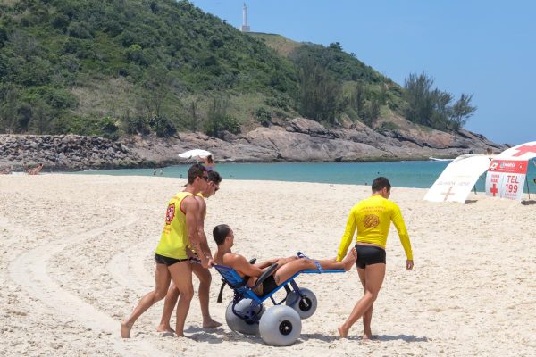 “Tô na Orla” facilita acesso à praia de pessoas com deficiência