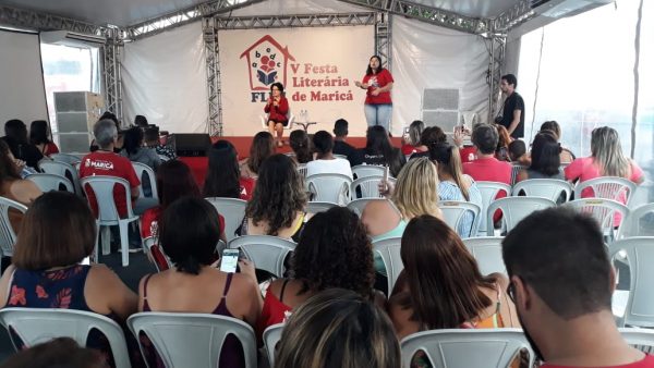 Viviane Mosé aborda educação contemporânea e os desafios da escola em evento da Flim
