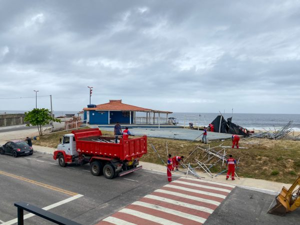Copremar derruba estruturas construídas irregularmente em toda orla da praia da Barra