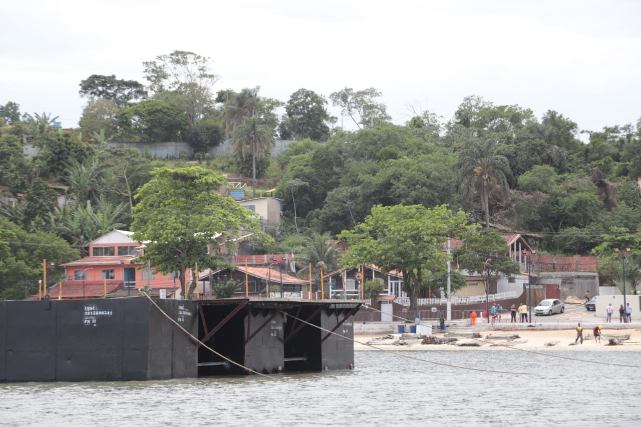 Árvore de Natal flutuante começa a ser montada na lagoa de Araçatiba |  Prefeitura de Maricá