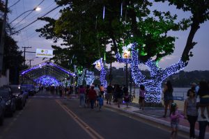 Natal Iluminado leva 30 mil visitantes à orla de Araçatiba no sábado