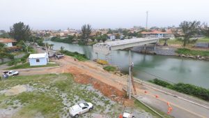 Enel retira postes que impediam construção de pilares da nova ponte de Ponta Negra
