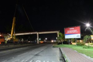 Prefeitura conclui a montagem da passarela do Km 22 na RJ-106