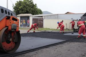Ruas de Itaipuaçu e Cordeirinho recebem asfalto