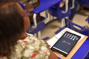 Diretores de escolas recebem tablets para controle de nutrição dos alunos