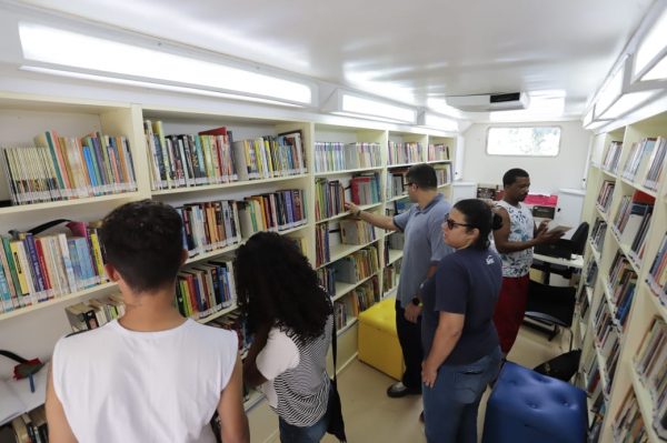Biblioteca itinerante à disposição do público no Centro
