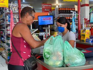 Prefeito sanciona lei que proíbe a cobrança por sacolas nos comércios de Maricá
