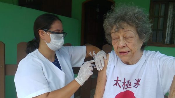 Quase 5 mil idosos vacinados em domicílio em um dia
