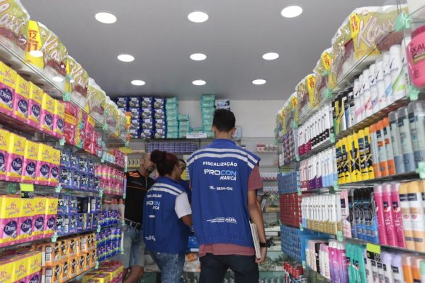 Procon vai às ruas de Maricá para combater abusos contra o consumidor