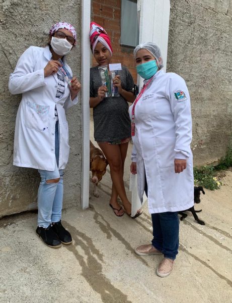 Equipes de saúde bucal distribuem kits odontológicos em Maricá